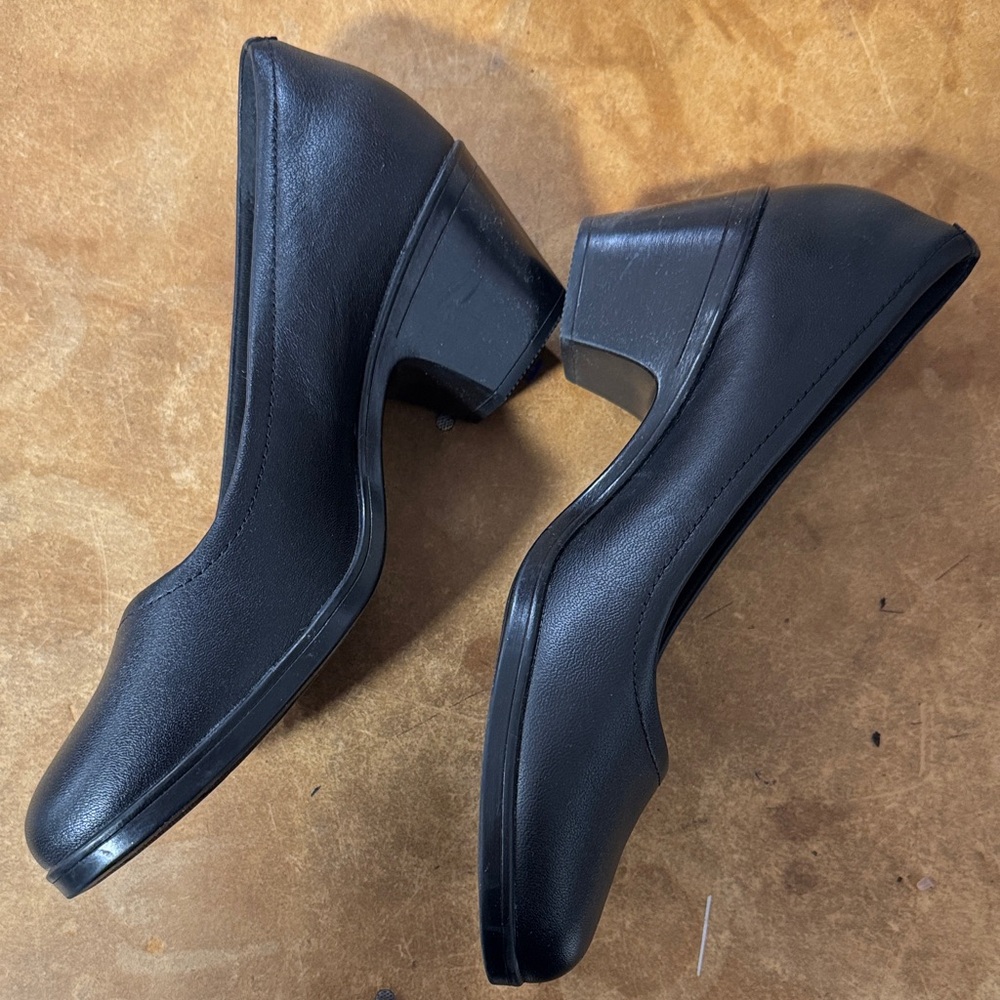 Clarks Women's Black Leather Flats - Picture 2 of 6